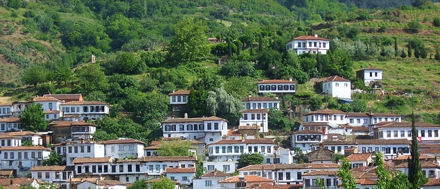 10. Bir takım çıkarlar uğruna peşkeş çekilmemiş, dokusu bugüne kadar korunan ve dünyaca tanınan köyleri.