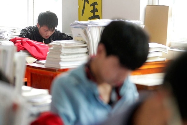 Okul müdürü Xie Xu'nun verdiği desteğin, arkadaşı Zhang Chi'yi ayakta tuttuğunu, ona moral verdiğini de belirtiyor.