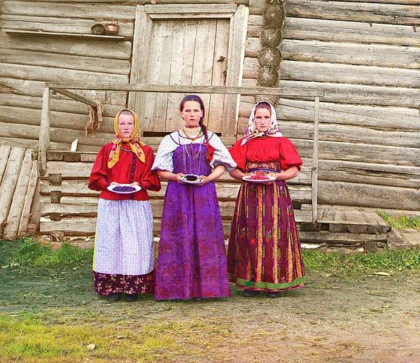 7. Geleneksel ahşap evlerinin önünde fotoğraf çektiren köylü kadınlar (1909)