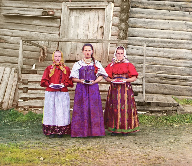 7. Geleneksel ahşap evlerinin önünde fotoğraf çektiren köylü kadınlar (1909)