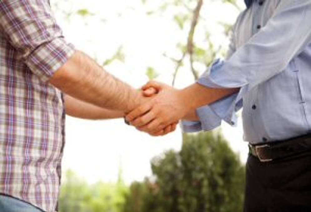 Tanımadığınız İnsanlarla Sohbete Girmeniz İçin 8 Klişe Metot