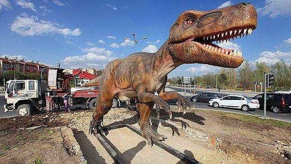 2. Ankara'da Robot Gitti Dinozor Geldi