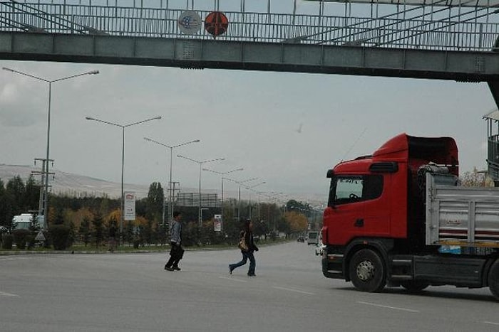 Sorumsuzluklarıyla Trafik Kazalarına Davetiye Çıkaran Kusurlu Yayalar