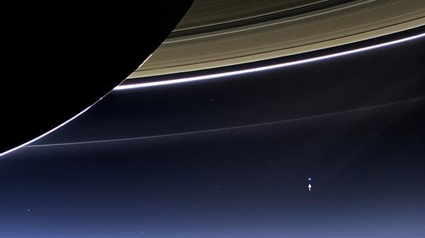 1. 2013 yılında NASA'nın Cassini uzay gemisinin, yaklaşık 1.5 milyar km'lik uzaklıktan çektiği fotoğraf... Okla gösterilen yer, Dünya