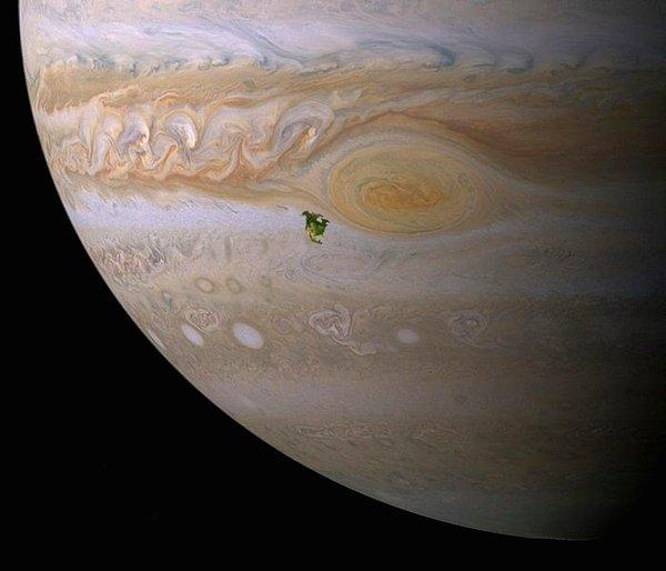 2. Burada Jüpiter'in üstüne konuşlandırılmış Kuzey Amerika'yı görüyoruz.. Artık ne kadar büyük olduğunu siz düşünün