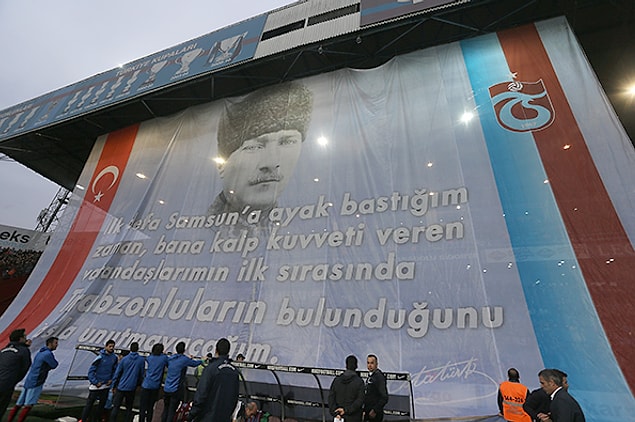 Avni Aker'de Atatürk pankartı