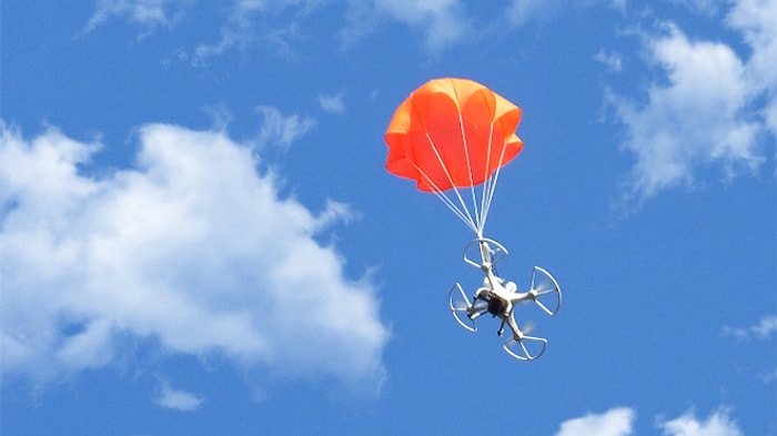 Drone'ların Düşmesini Önleyen Akıllı Paraşüt