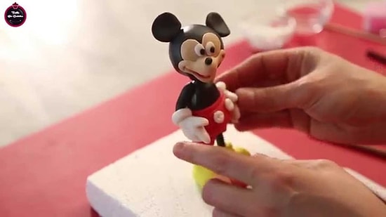 Pastane vitrinlerinde sıkça gördüğümüz Mickey Mouse'ların yapılışı