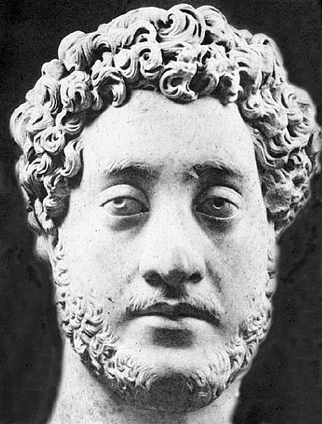 1. Roma imparatoru Commodus, imparatorluktaki tüm engelli insanları Roma'ya toplayıp Collesium'da ölümüne dövüştürmüştür.