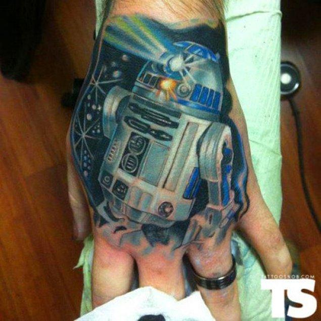 15. Burada da R2-D2'nun el üstünde tutuluşunu görüyoruz