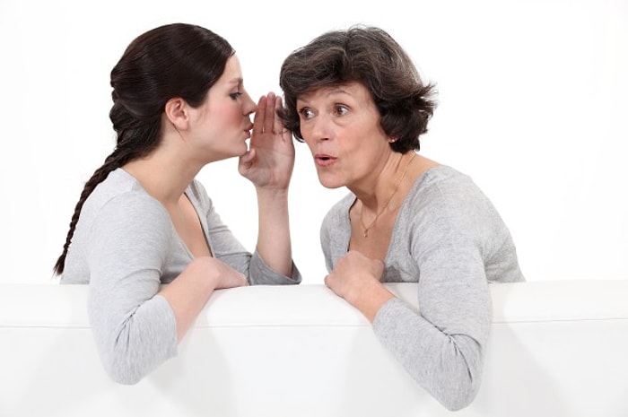 Gitgide Annemize Daha da Çok Benzediğimizi Gösteren 10 Hareket