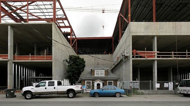 Harbi kadınmış dedirten Edith, Washington'da bulunan aile yadigarı evini astronomik tekliflere rağmen satmayı kabul etmeyerek; Seattle'da tam bir halk kahramanına dönüşüyor.