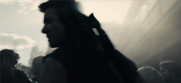 2. İlk Avengers filminde Loki tarafından bir süre aklı kontrol edilen Hawkeye, bu filmde Scarlet Witch tarafından manipüle edilemeyen tek Avengers kahramanı.
