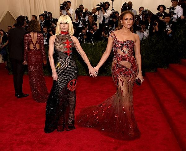 Jennifer Lopez ve tasarımcı Donatella Versace