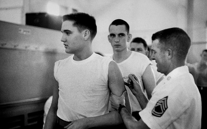 Elvis Presley'in Daha Önce Hiç Yayınlanmamış Askerlik Fotoğrafları