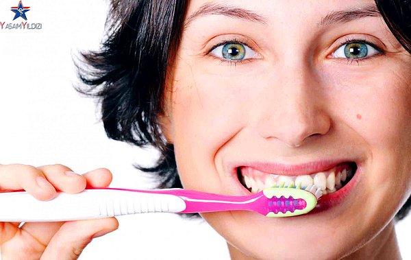 6. Dişleri sert fırçayla fırçalamak beyazlamalarını sağlar.