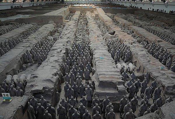 Çin'in ilk imparatoru Çin Şı Huang'ın binlerce toprak asker tarafından korunan ve Terra Kotta askerleri olarak da bilinen dünyaca ünlü mezarında bin 400 heykel daha ortaya çıkarıldı.