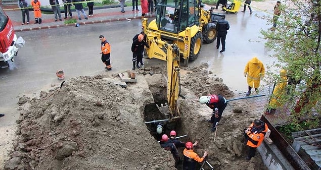 Toprak yığınının altında kaldı