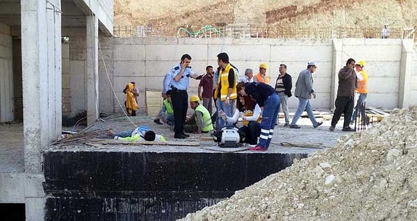 İnşaatın sekizinci katından düştü