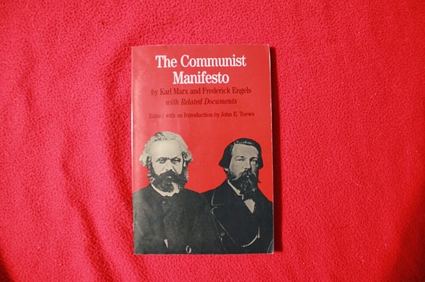 1. “Komünist Manifesto”, Karl Marx-Friedrich Engels