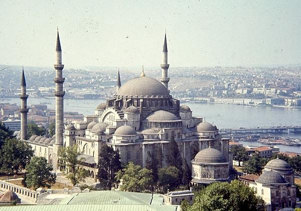 10. Süleymaniye Camii’nin 4 minaresi olmasının sebebinin, Kanuni’nin İstanbul’un fethinden sonraki dördüncü padişah; bu dört minaredeki on şerefenin de Osmanlı’nın onuncu padişahı olduğunun bir işareti anlamına gelir.