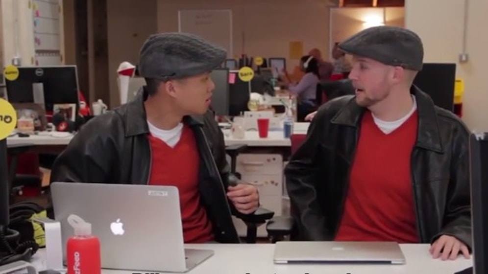 Aynı Ofisi Paylaşan İnsanların Aynı Kıyafeti Giyerek Pişti Olması