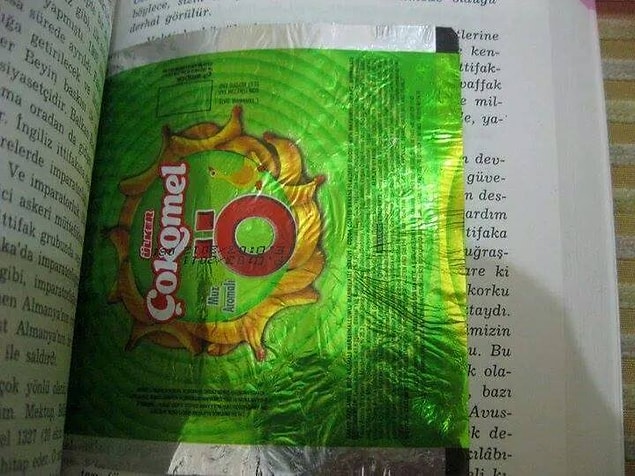 20. Kitap arasına amaçsızca koyulup itinayla dümdüz edilmiş alüminyum folyolar