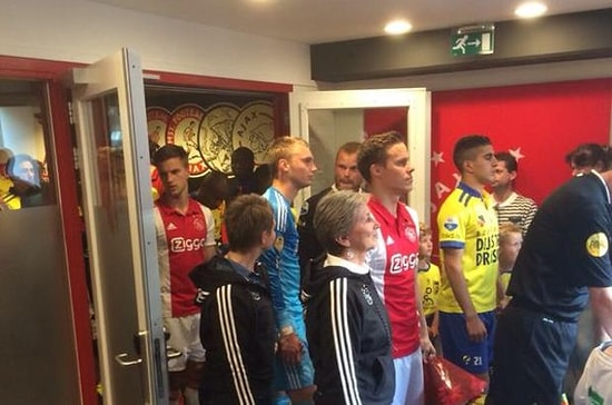 Ajax'lı Futbolculardan Anneler Günü Sürprizi: Maça Anneleriyle Çıktılar