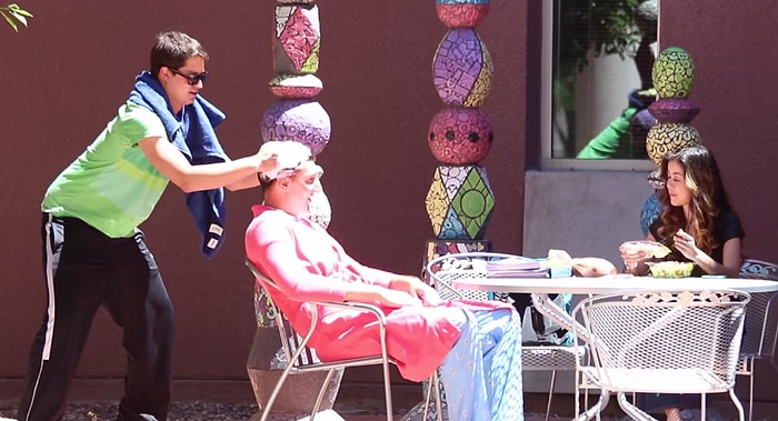 Banyo İhtiyaçlarını Sokakta Karşılayarak İnsanları Troll'leyen Adam