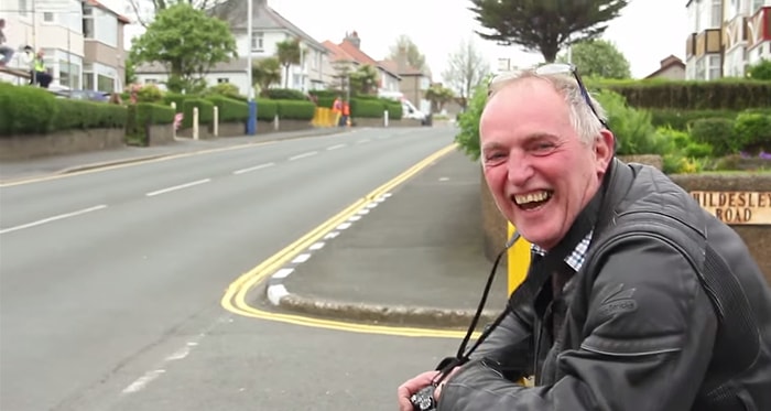 İlk Defa Canlı Motor Yarışı İzleyen Adamın Tepkisi