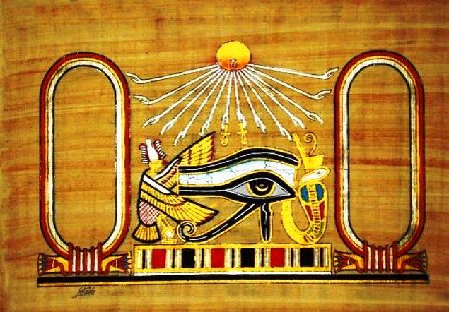 8. Bu yüzden Güneş ve Ay, Horus’un gözleri olarak ifade edilir. Çünkü Güneş ve Ay’ın her ikisi nöbetleşe, gece ve gündüz insanın üzerinden eksik olmaz, Horus’un 24 saat açık kalan gözleri gibi. (Bu nedenle Horus'un gözü güneşle temsil edilen Ra'nın gözü olarak da ifade edilir.)