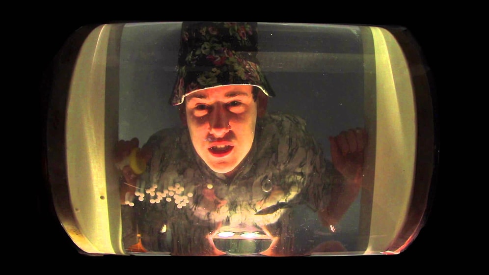 Şarkısını Suyun Altında Söyleyerek Klip Çeken Adam