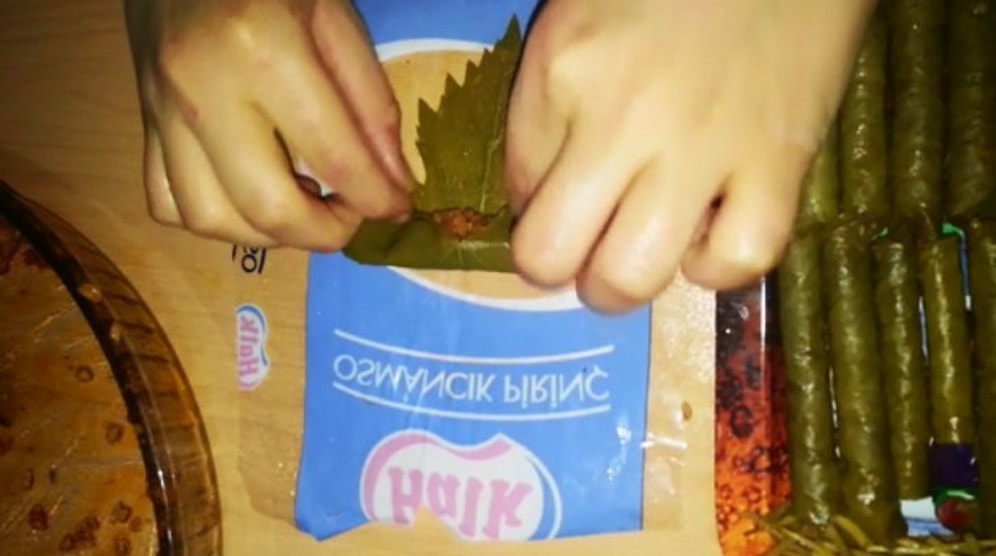 Birkaç Saniyede Poşetle Yaprak Sarma Nasıl Yapılır?