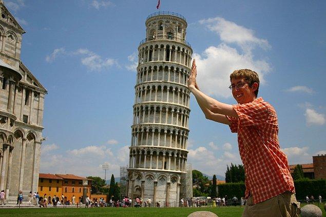 5. Her 100 yılda 7 cm. yere yaklaşan Pisa Kulesi hangi yöne doğru eğilmektedir?