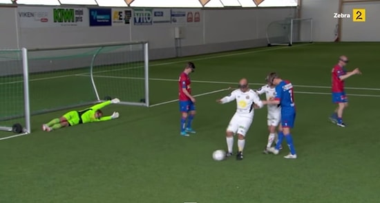 Sahayı Kuş Bakışı Gösteren Sanal Gözlükler ile Futbol Maçı Yapmaya Çalışmak