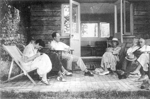 6. Virginia Woolf yazlık evinin bahçesinde Maynard Keynes, Angelica Bell, Vanessa Bell, ve Clive Bell ile birlikte