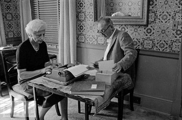 9. Vladimir ve Vera Nabokov evde beraber çalışırken