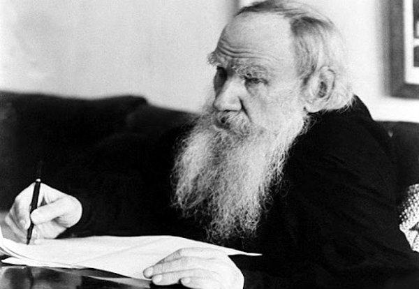10. "İnsanları genelde yalan söylediklerinde dinlemeyi severim, olmak istedikleri ama olamadıkları insanı anlatırlar." - Lev Tolstoy