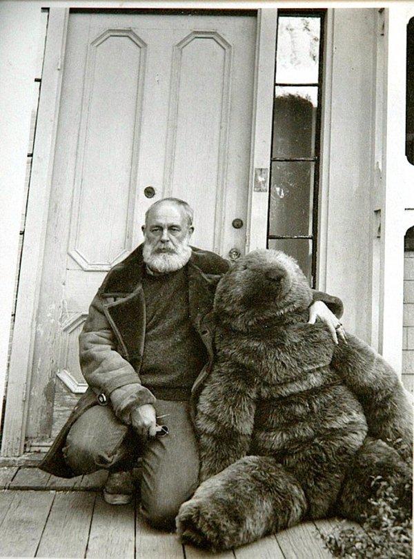 9. Edward Gorey ve ayısı