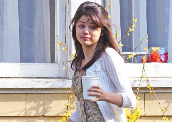 9. Boş gününüzde tam da evde keyif yapmak için kahvenizi koymuşken çat kapı gelen misafiri görünce; Selena Gomez