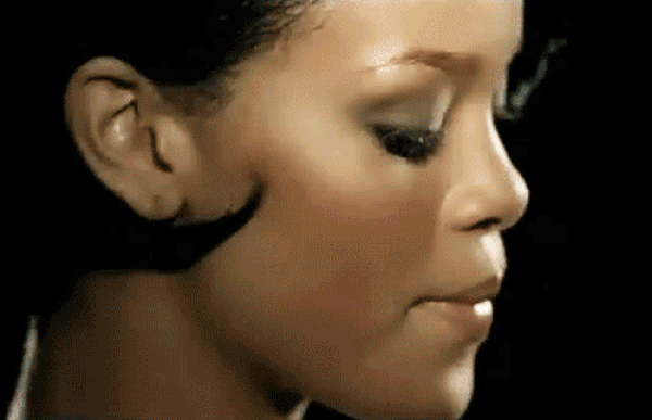 9. Rihanna, Millennium Stadyumu'nda tüm biletleri tükenen en genç sanatçıdır