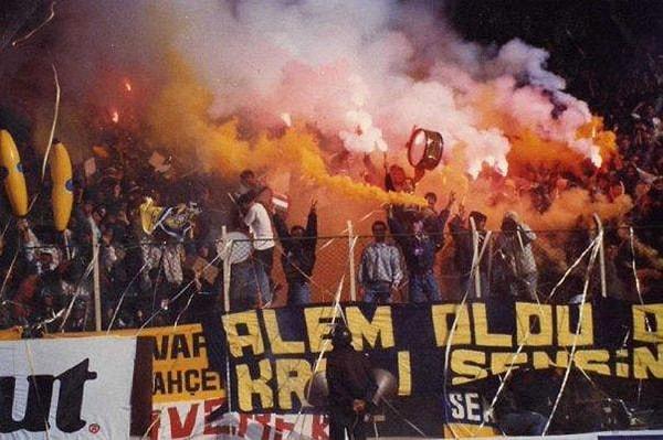 16. Kasım 1991 Fenerbahçe Stadı | Maraton tribününde meşale ve sis bombası yakan Fenerbahçeliler. (Fenerbahçe - Beşiktaş)