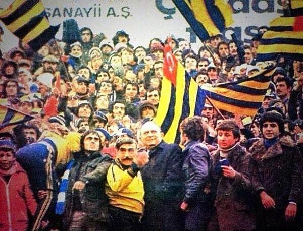 21. 1977 Ocak  İnönü Stadı Y. Açık Tribün | Fenerbahçe SK Başkanı Faruk Ilgaz, taraftarlarla birlikte maç izliyor.