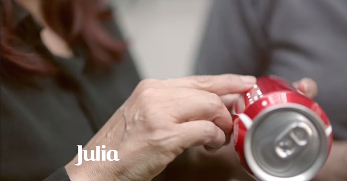 Görme Engelliler İçin Braille Alfabesiyle Yazılmış Coca-Cola Kutuları