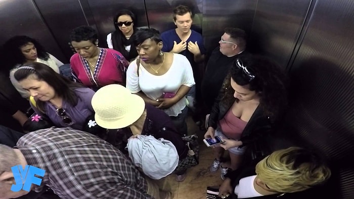 Asansörde Gereksiz Yere Kahkaha Atarak İnsanları Troll'lemek