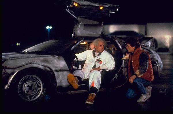 23. Back to the Future serisindeki zaman makinesi arabadan ziyade ilk buzdolabı olarak düşünüldü.