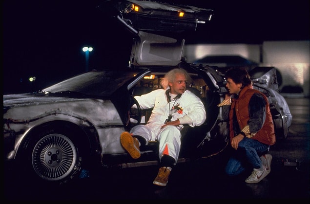 23. Back to the Future serisindeki zaman makinesi arabadan ziyade ilk buzdolabı olarak düşünüldü.