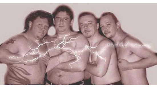 Müziğiyle Kulağa Hitap Etmeden Önce Fotoğraflarıyla Gözleri Kör Eden 19 Müzik Grubu