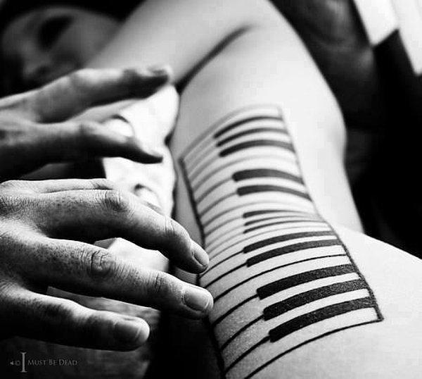 16. Piyanonun tuşları üzerinde gezen parmaklarımızın, biz farkında olmadan güzel bir beste ortaya çıkarmasıdır.