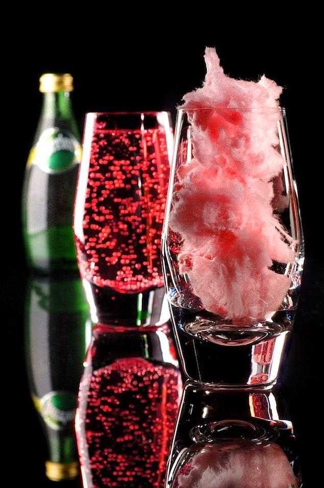 5. Harika görünen bir içki için, bardağa koyduğunuz pamuk şekerin üstüne şampanya ve maden suyu ekleyin.